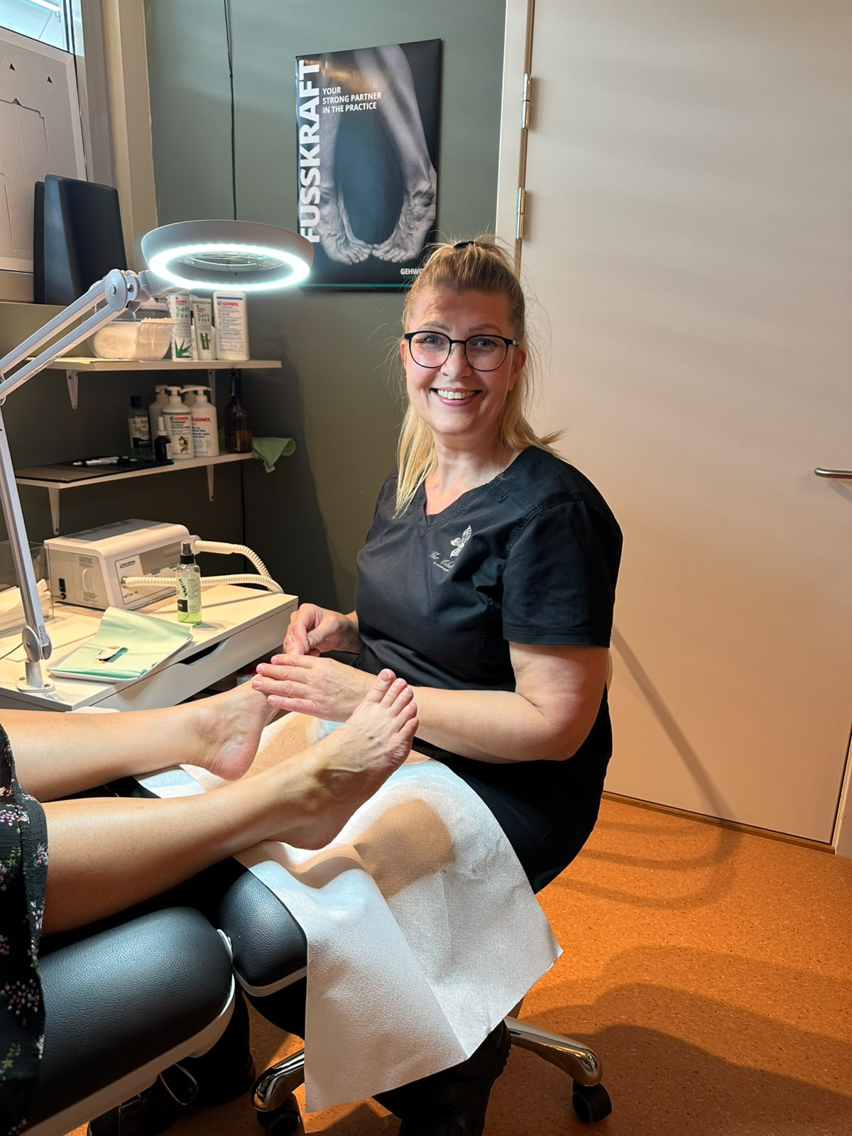 Ann Eli Larsen gir fotbehandling